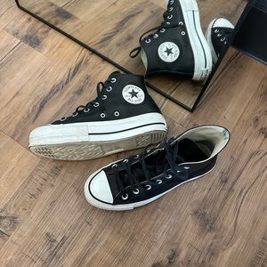US 7 Chuck Taylor Converse high tops with platform